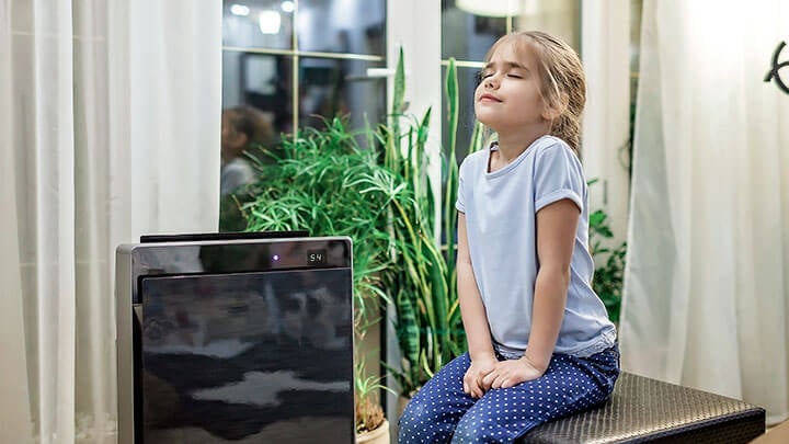 een jong meisje omringd door fitnessapparatuur