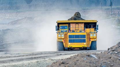 Kiepwagen in een steengroeve